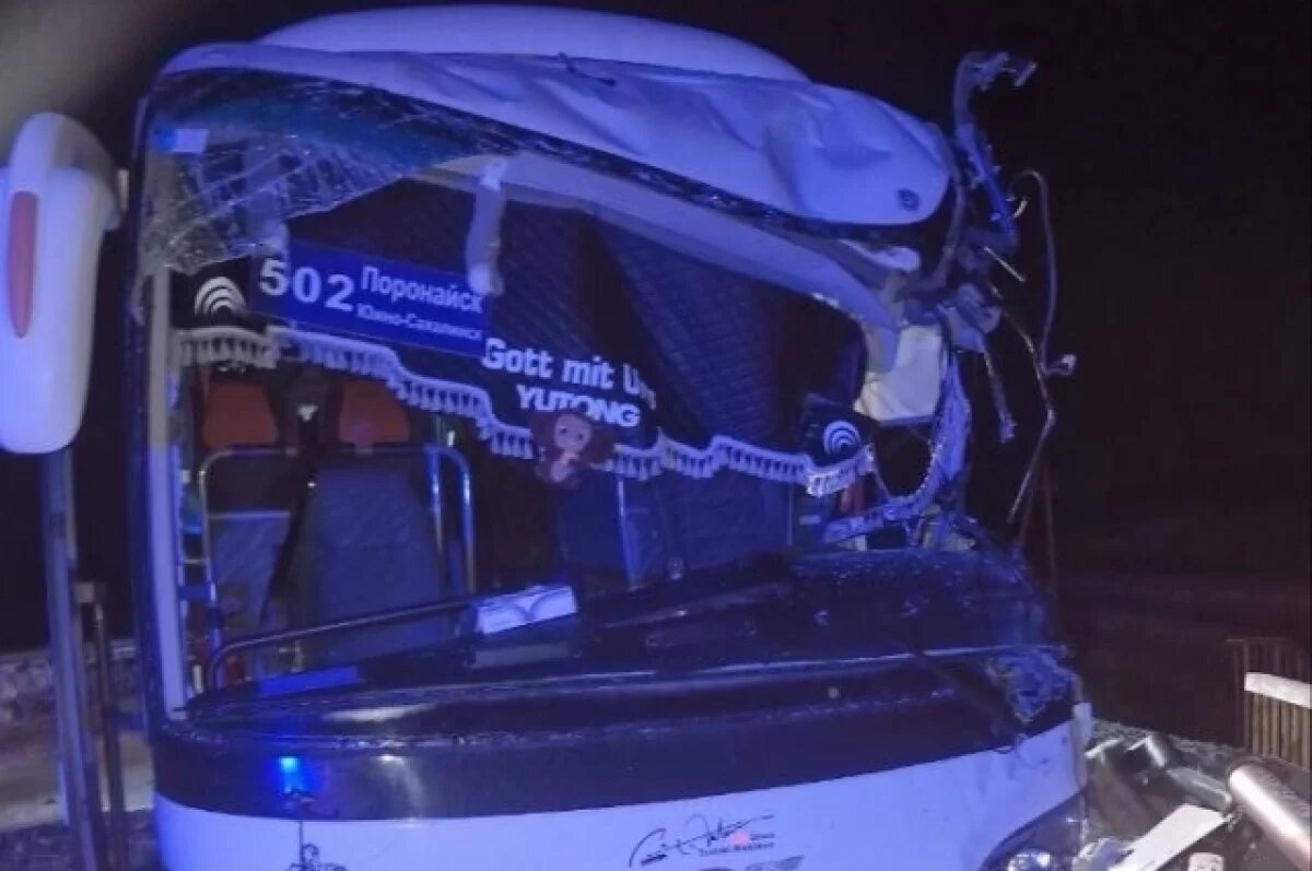    В ДТП на трассе «Южно-Сахалинск — Оха» столкнулись автобус и погрузчик