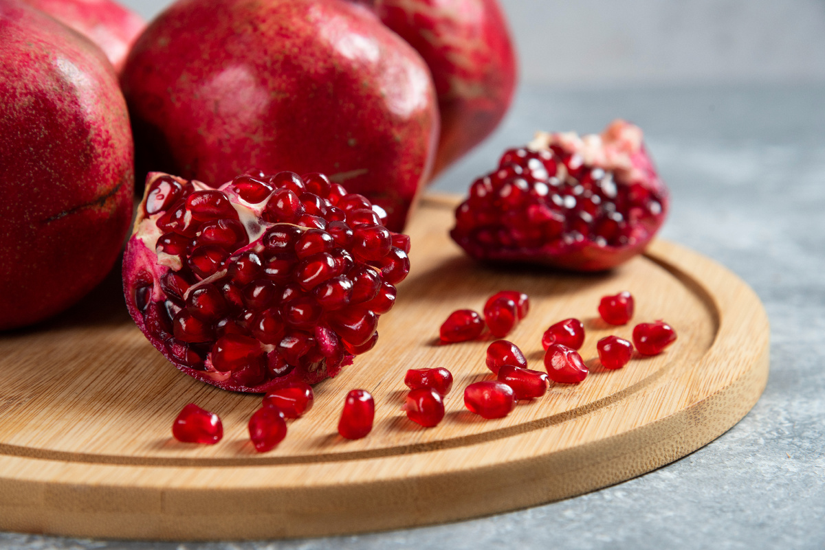 https://ru.freepik.com/free-photo/sliced-ripe-pomegranate-wooden-board_13978228.htm#fromView=search&page=1&position=9&uuid=1b515c35-7183-439c-8ece-b046d323b3e0&query=%D0%B3%D1%80%D0%B0%D0%BD%D0%B0%D1%82