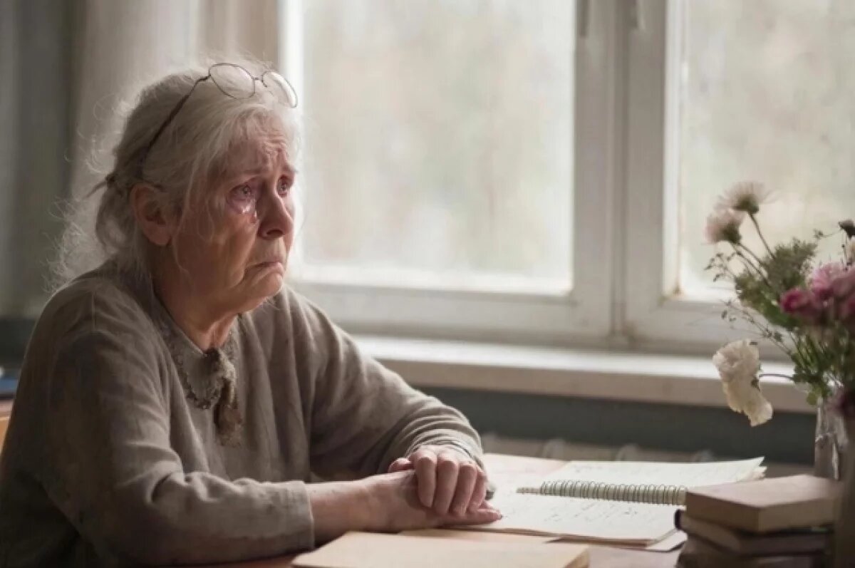    Стучат в двери и окна.