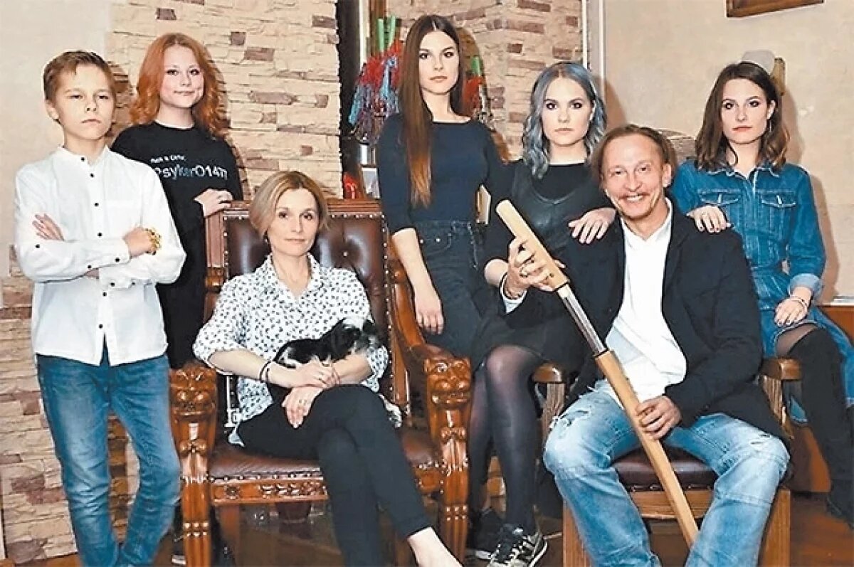    Семья Охлобыстиных слева направо: Савва, Иоанна, супруга актёра Оксана, Евдокия, Варвара, Иван Охлобыстин, Анфиса.