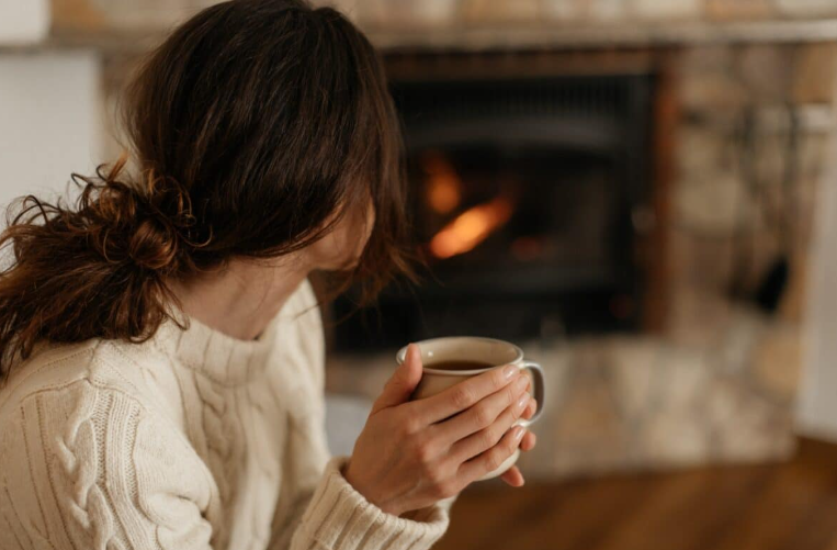 Тёплый свет, который притягивает счастье: куда поставить лампу, чтобы дом стал уютнее зимой