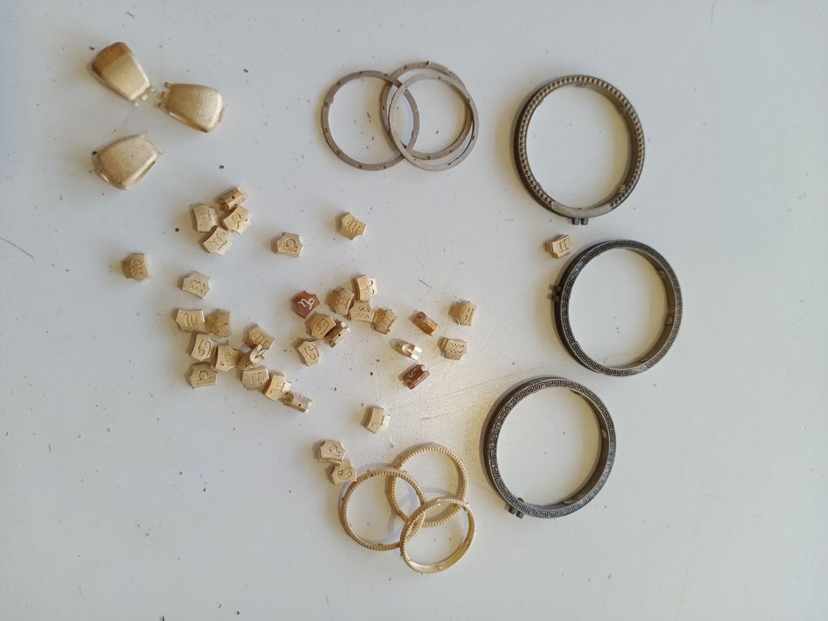 Элементы кулона перед сборкой