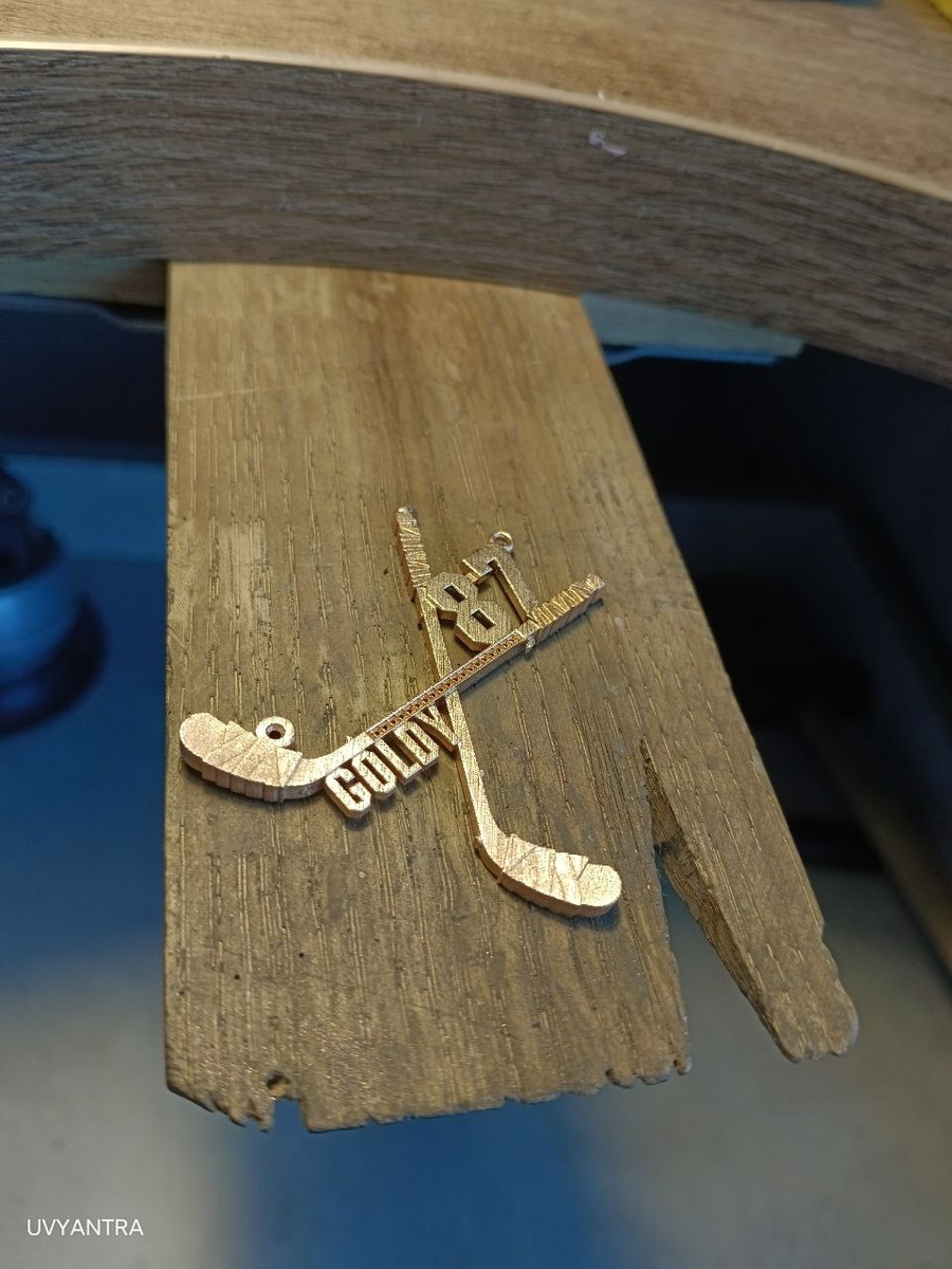 Эксклюзивный подвес для члена хокейной команды. Перед финишной сборкой.