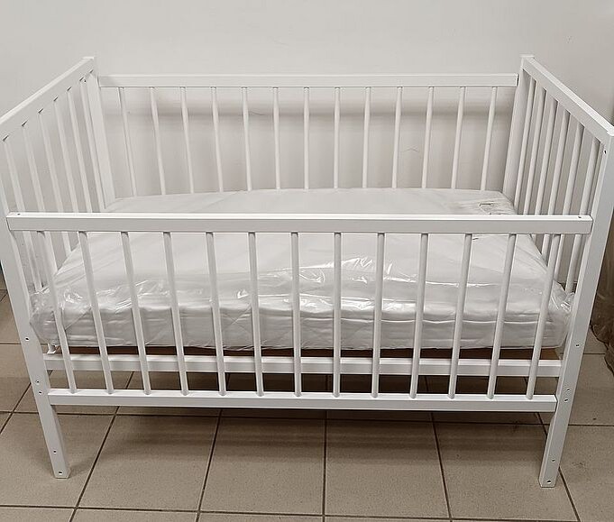 Кровать детская, с маятником, деревянная