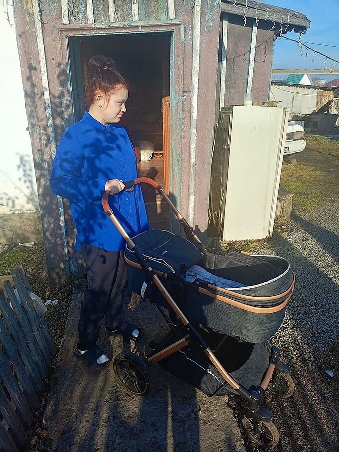 Татьяна Бузинова с детской коляской