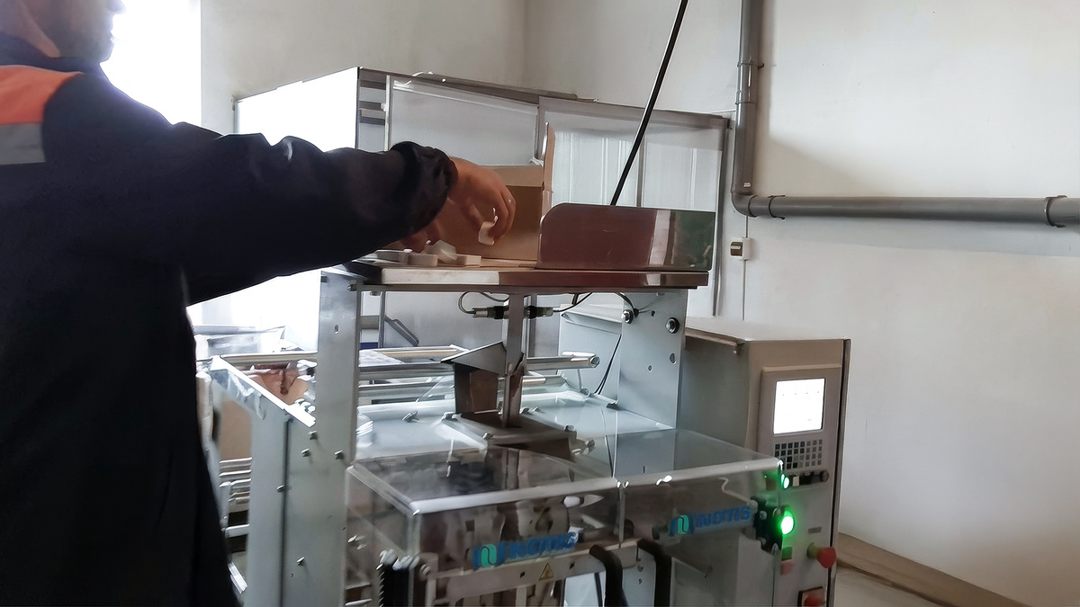 Вертикальный упаковочный автомат МДУ-НОТИС на производстве таблеток ПММ