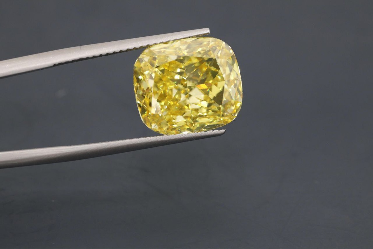 Фотографии лабораторных бриллиантов.