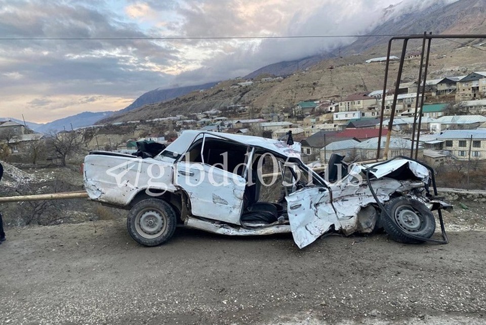    62-летний местный житель, не справившись с управлением «ВАЗ-2106», столкнулся с «КАМАЗом». Фото: МВД Дагестана.