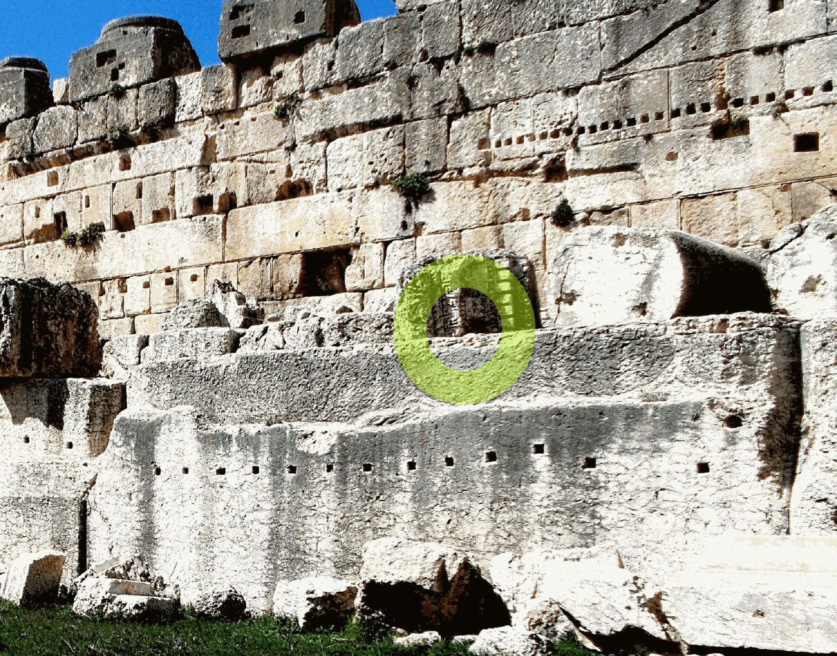 Радиальные выборки на блоке в Баальбеке. Коллаж автора канала.