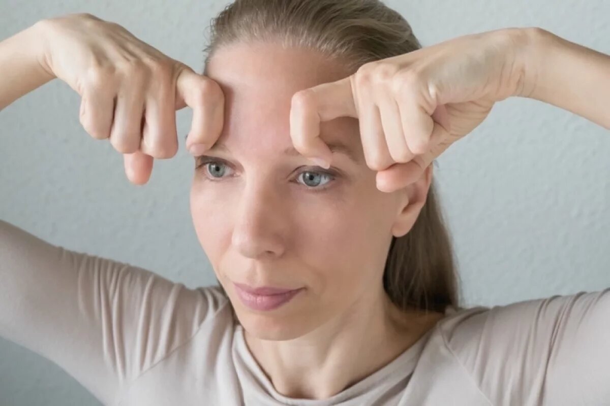    Врач объяснила, как выполнять упражнение.