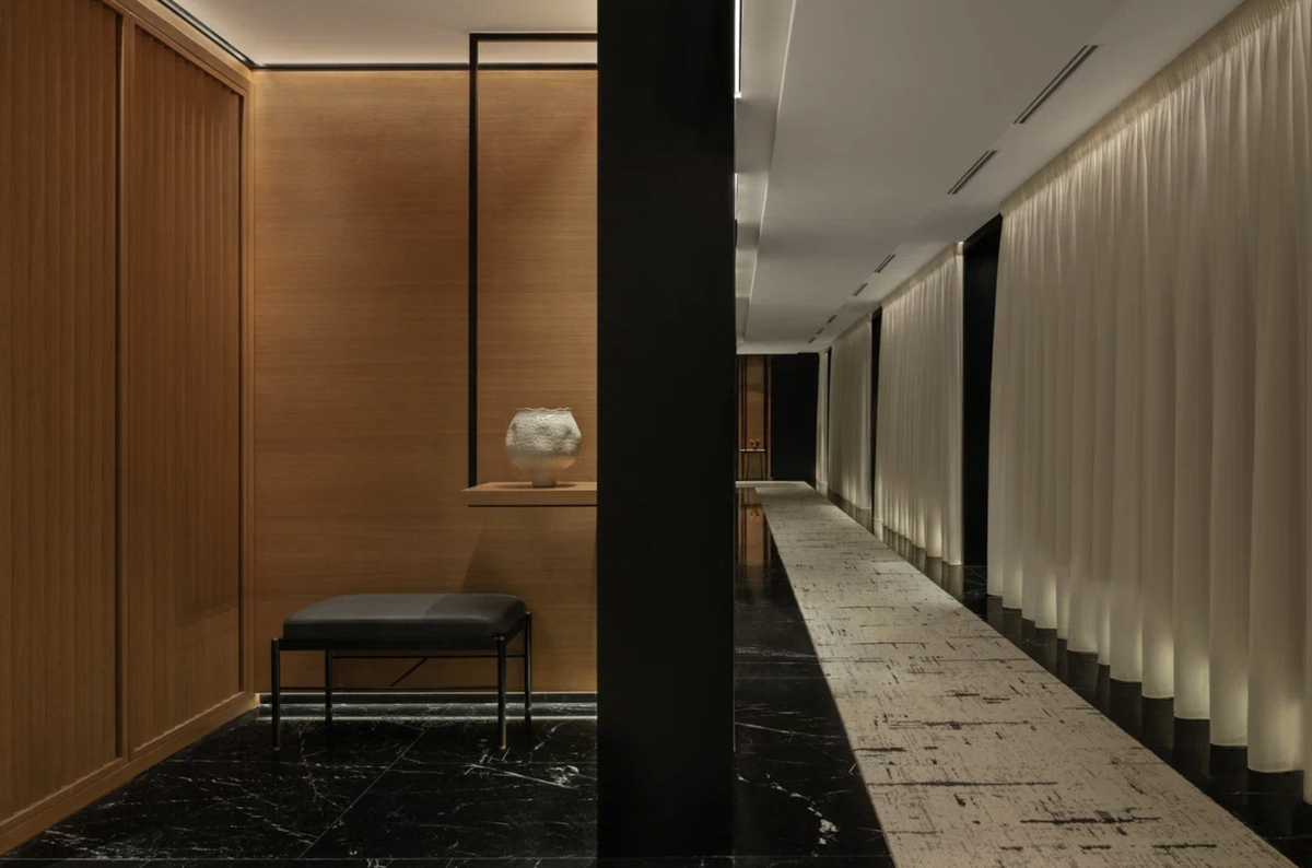     Интерьеры выдержаны в минималистичном стиле с элементами натурального дерева