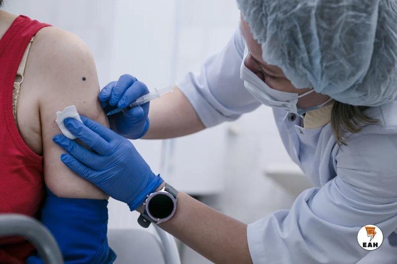    ЕАН. Медик ставит прививку