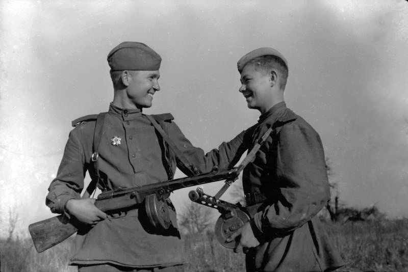 Герои Советского Союза гвардии младший сержант А. В. Кропит и красноармеец В. П. Лаптев. 1942 год. Фото: Иван Михайлович Шагин. (МАММ / МДФ)