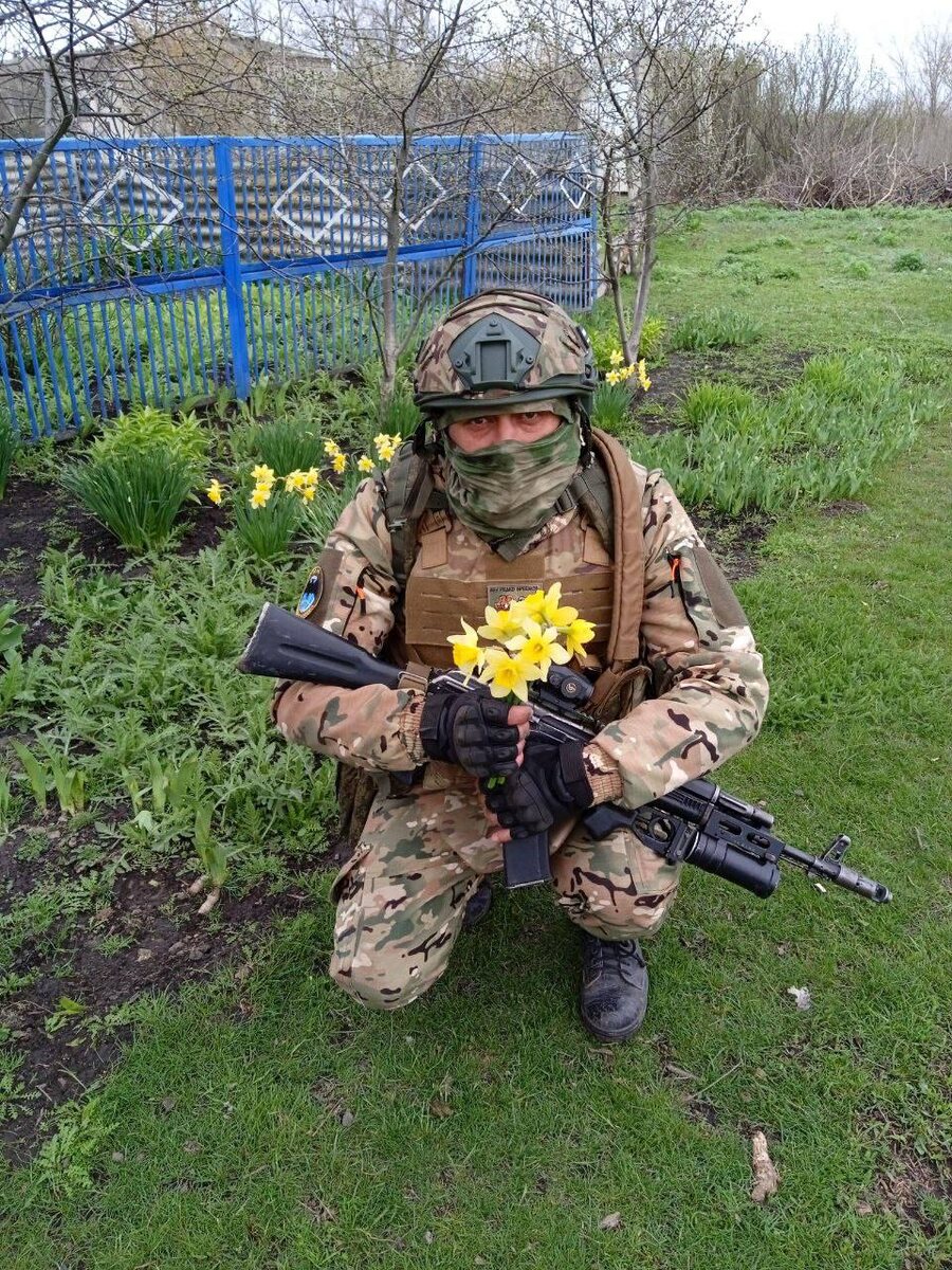 Так своих девочек Евгений поздравил с 8 Марта