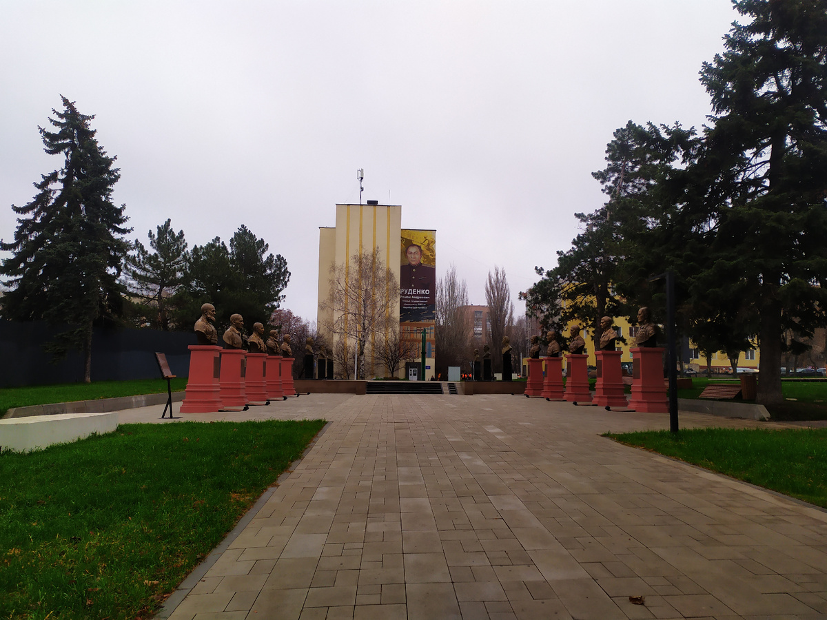 После реконструкциии в обновленном сквере появились новые памятные бюсты героев СВО.