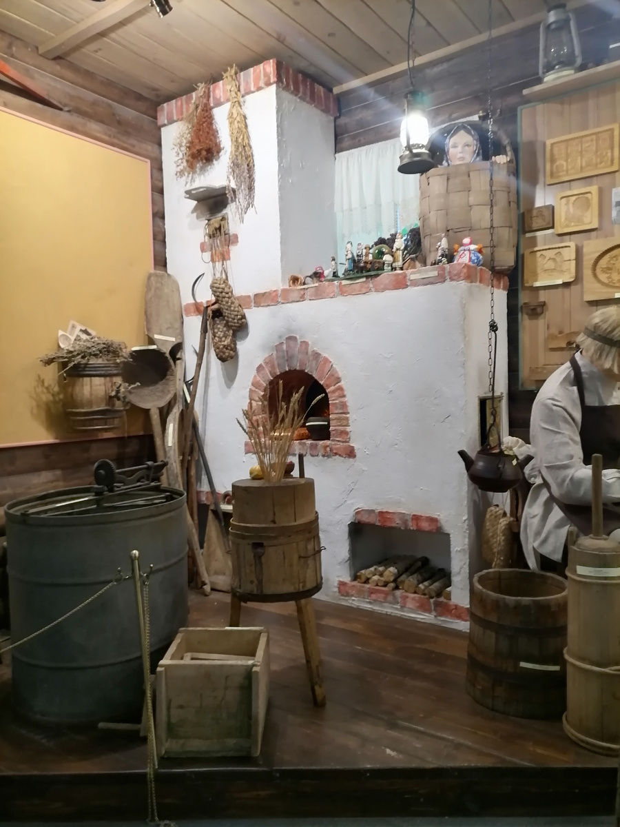 Одна из программ, связанных с этим музеем, предложит вам познакомиться с тем, что готовят в этой печке на заднем плане! Фото из личного архива.