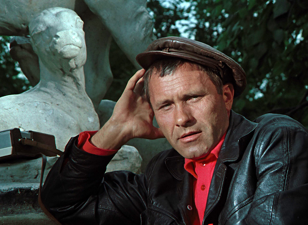 Василий Шукшин был одним из самых любимых и уважаемых народом советских кинематографистов