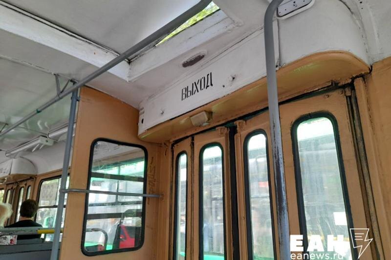    ЕАН. Двери трамвая