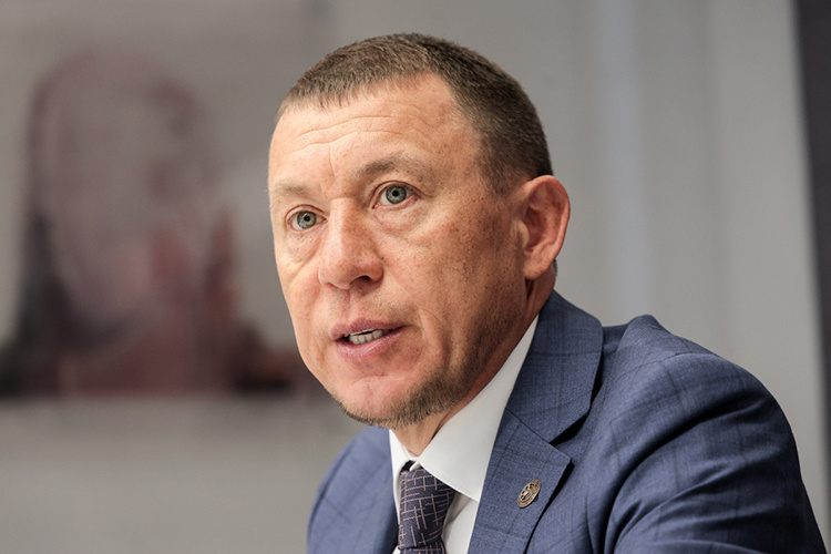    В наручниках оказался бывший глава Нижнекамского района: Рамиля Муллина заподозрили в мошенничестве и превышении полномочий.   
Фото: «БИЗНЕС Online»