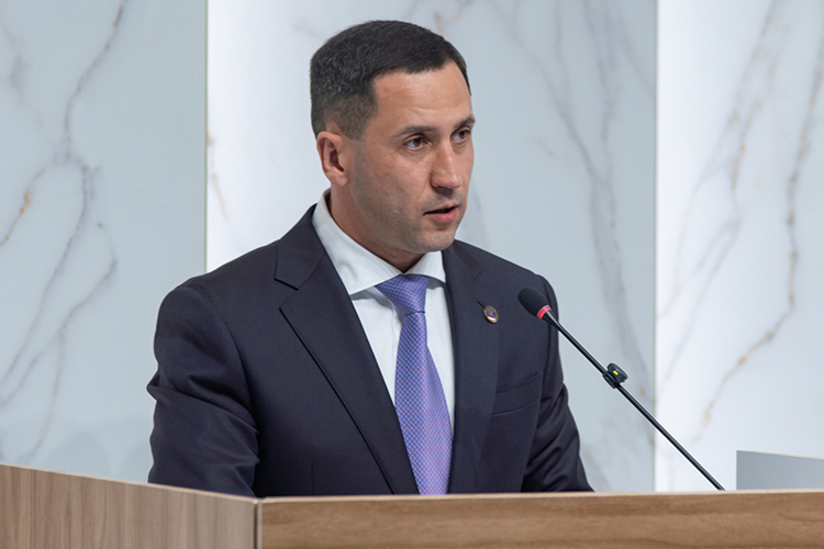    «На протяжении 23 лет я постоянно проживаю в городе Набережные Челны. Выдвигая свою кандидатуру на пост руководителя исполнительного комитета, я понимаю всю меру ответственности, возлагаемую на меня», — сказал Фарид Салахов с трибуны на третьем заседании городского совета.   
Фото: Олег Спиридонов