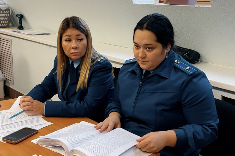    Многочасовой допрос вела сторона гособвинения — его поддерживают представители надзорного ведомства Сабина Марфина и Диляра Яфизова.   
Фото: Альбина Фархутдинова