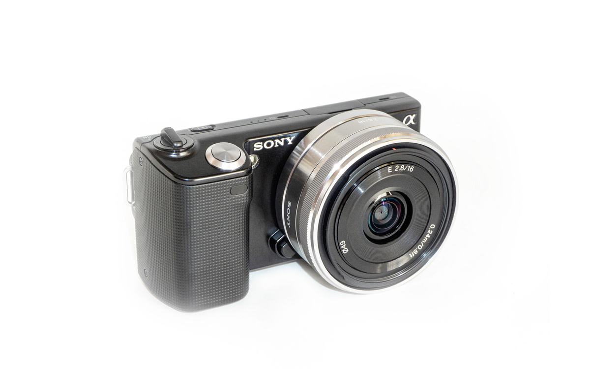 Одна из первых беззеркальных фотокамер линейки Sony Nex
