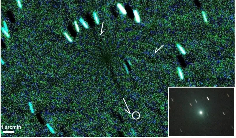 Снимок от 19 ноября, полученный По Монпле из Бреды (Жирона) с помощью телескопа C6 с фокусным расстоянием f:7. Исходное изображение находится в правом нижнем углу, а отфильтрованное по методу Ларсона-Секанины изображение шириной 0,6º в ложном цвете на уровне 9º показывает 3I в негативе, чтобы можно было заметить антихвост, указывающий на субсолнечную точку, и несколько струй, выходящих из ложного ядра. Две дополнительные стрелки указывают на волнистые структуры в струях. Разрешение изображения составляет 0,7 угловых секунды на пиксель. Источник: arXiv (2025). DOI: 10.48550/arxiv.2511.19112