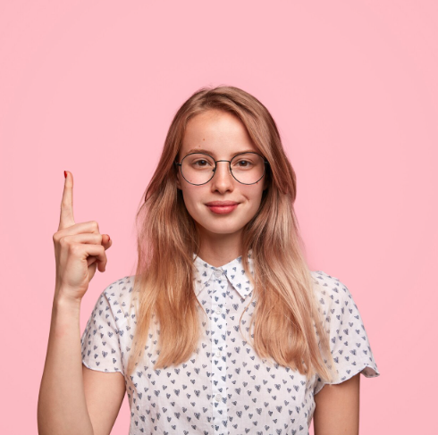 Источник изображения: freepik.com/free-photo/blonde-woman-wearing-dotted-shirt-eyeglasses_11015317.htm