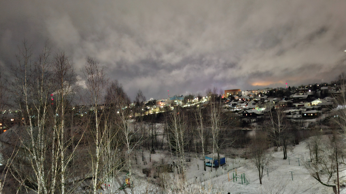 Вечер. Небо такое, как будто что-то предвещает.