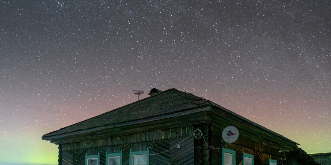 Звездное небо в старинной деревне