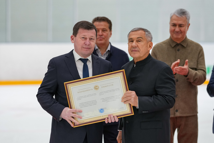    Директор школы «Ак Барс» Владислав Бабанов (слева) и Рустам Минниханов / фото (здесь и далее): akbars.academy