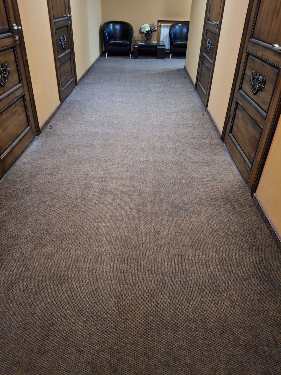 Ковровому покрытию 15 лет. 