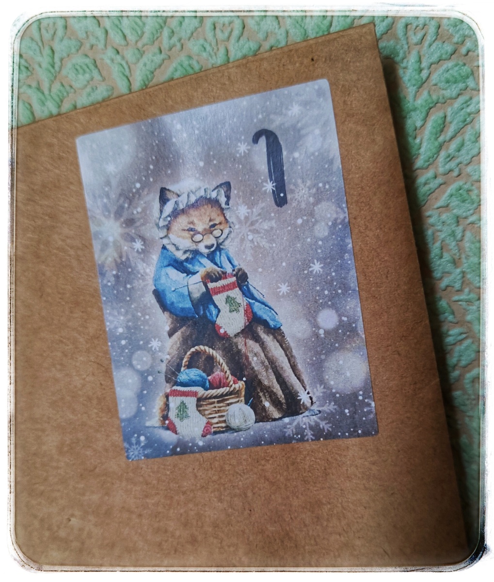 В этом году календарь состоит из крафт-пакетов с красивыми наклейками с числами на каждый день. 