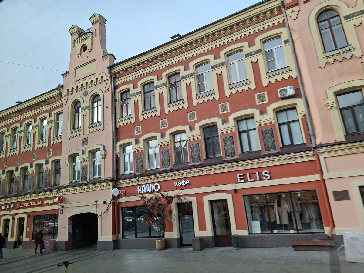 фото автора здание в центре  Воронежа, ноябрь 2025 г