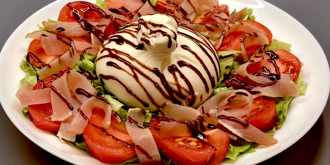 Новогодний стол: салат с сыром, ветчиной и помидорами