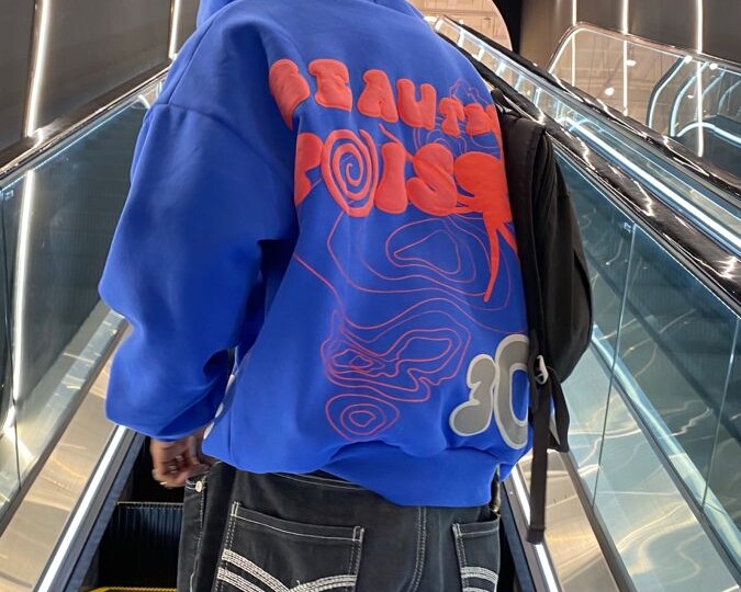 Цвета, которые любят подростки: как их вкусы влияют на стиль женщин 35+ (почему это важно мамам подростков)