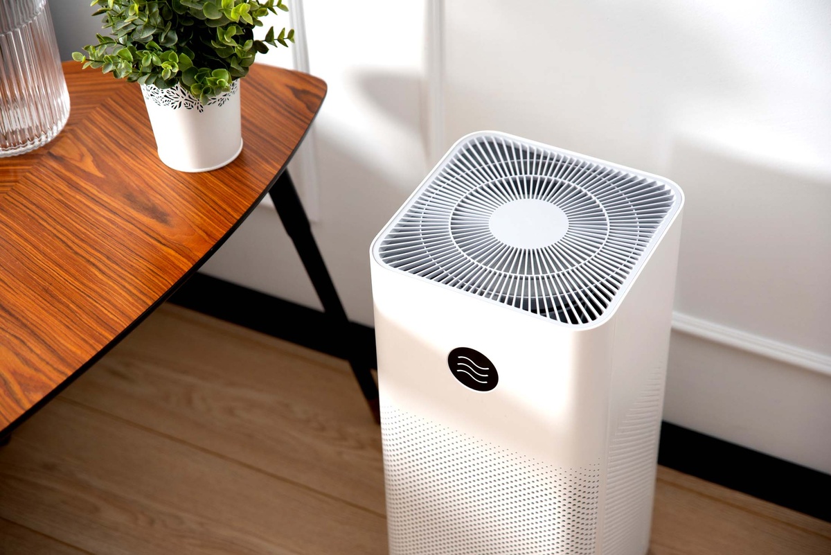    Воздухоочиститель - это важный атрибут современной городской квартиры, ведь при его использовании улучшается качество жизни, сон становится полноценным, облегчается состояние у аллергиков. / Фото: iStock