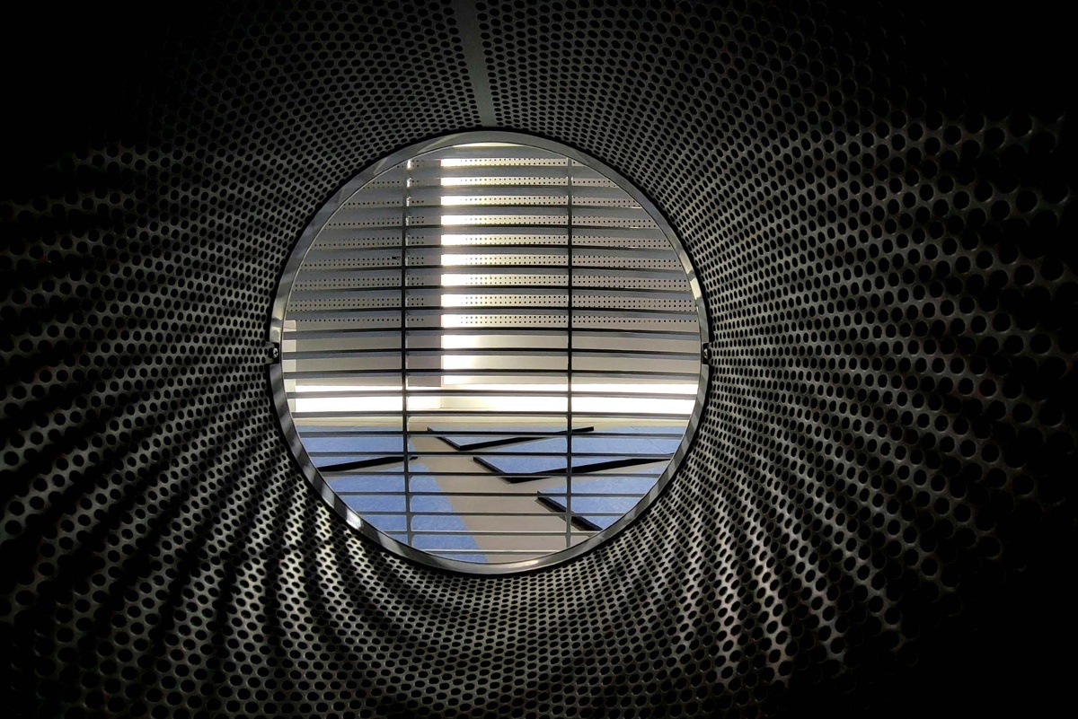    При выборе модели следует учитывать очень много параметров, в том числе соотношение мощности прибора, уровня шума и площади комнаты. / Фото: unsplash.com