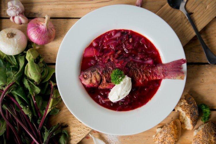 Такой  борщ далеко не всем понравится, но есть, наверное, любители и такого варианта знаменитого блюда