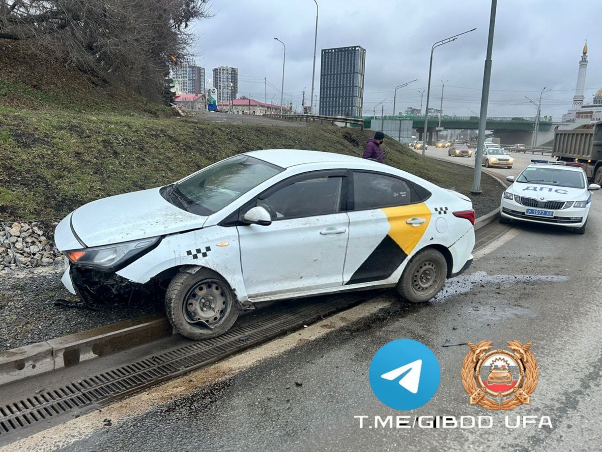   На проспекте Салавата Юлаева в Уфе водитель такси перелетел через бордюр