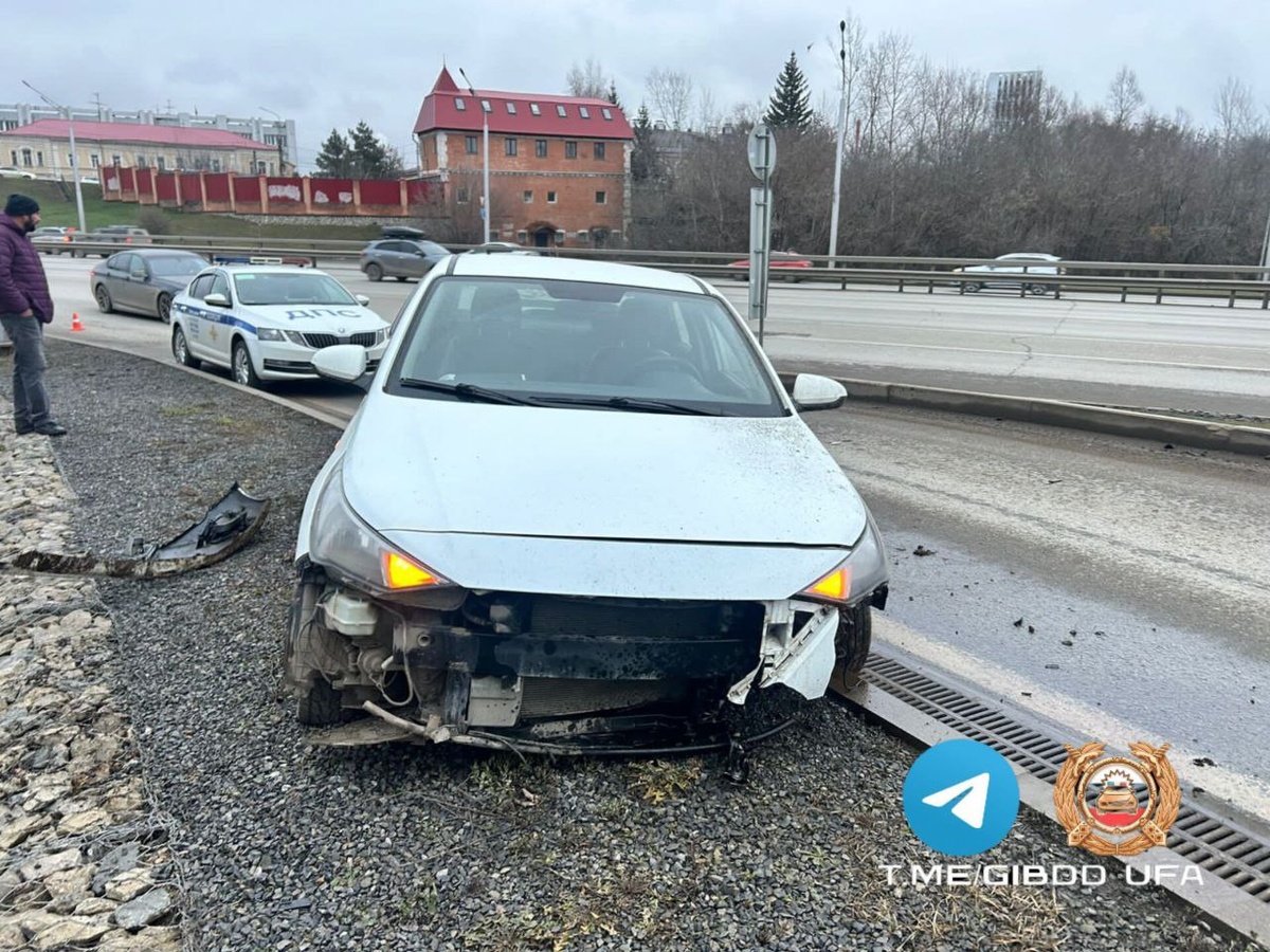    На проспекте Салавата Юлаева в Уфе водитель такси перелетел через бордюр