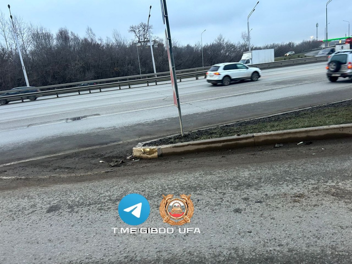    На проспекте Салавата Юлаева в Уфе водитель такси перелетел через бордюр