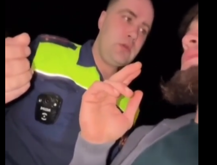 "Вы поцеловать меня хотите?": Приезжий с бородой удивил сотрудника ГИБДД своим странным вопросом