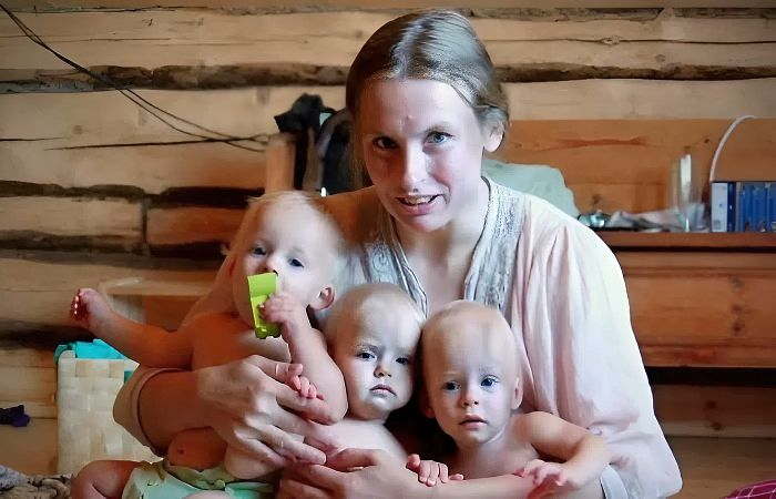 Москвичка в 40 родила троих в глуши: Рубит дрова, но гос. опеке проиграла