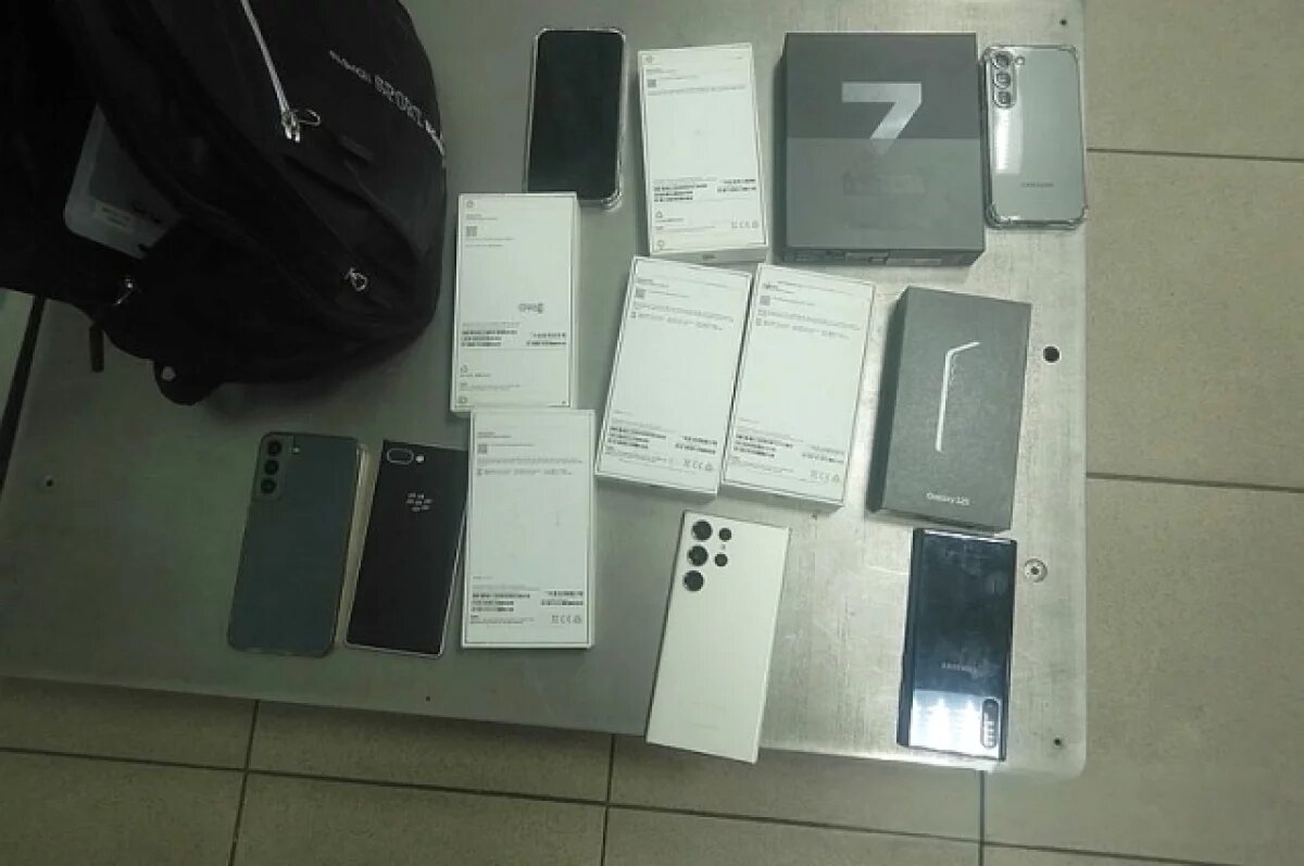    Таможня Владивостока задержала туриста из Кореи с 13 смартфонами