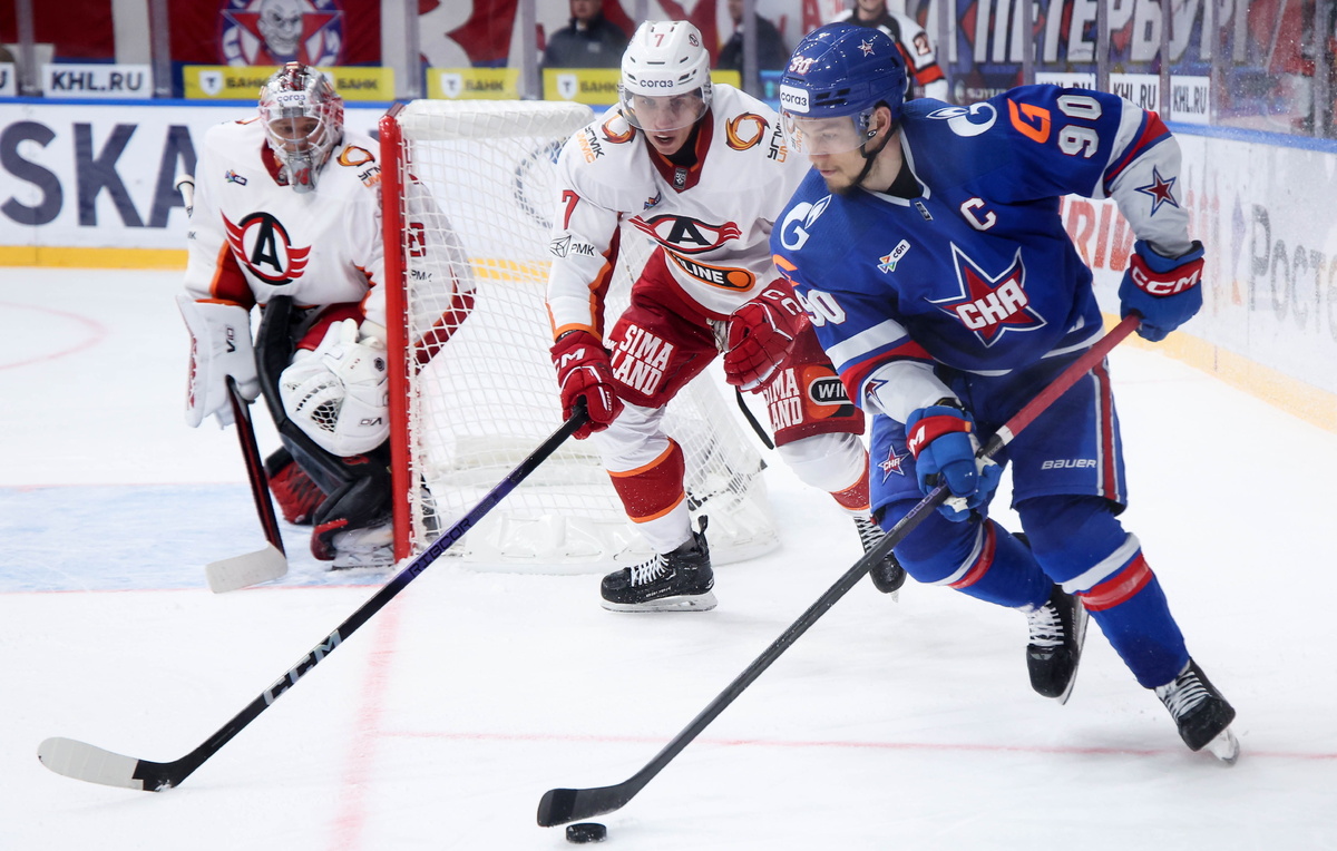    Хоккеист "Автомобилиста" Ярослав Бусыгин (в центре)  Петр Ковалев/ТАСС