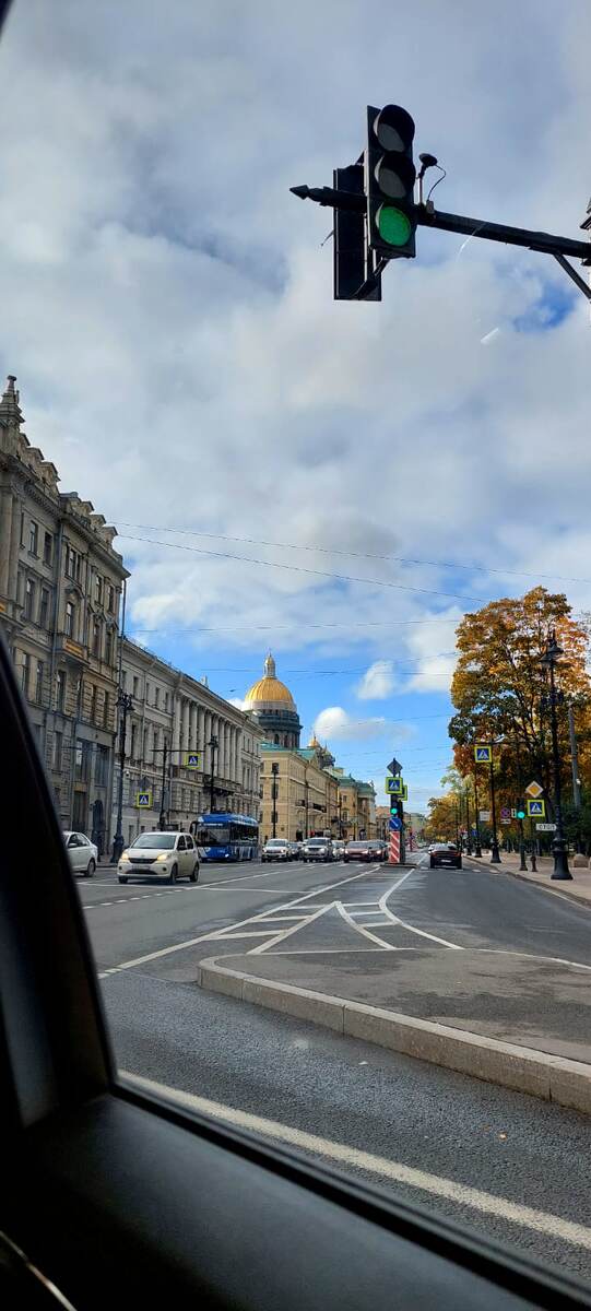 вид из авто по дороге в офис