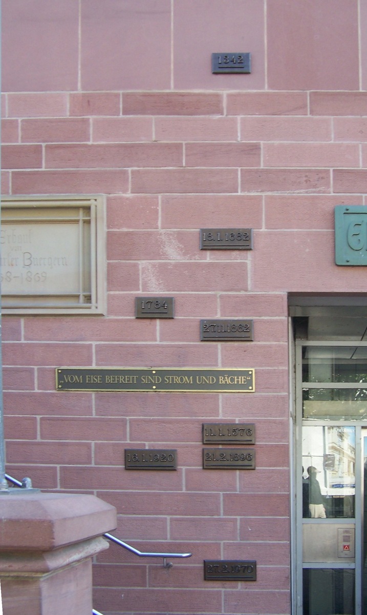 Памятные таблички на Железном мосту во Франкфурте-на-Майне