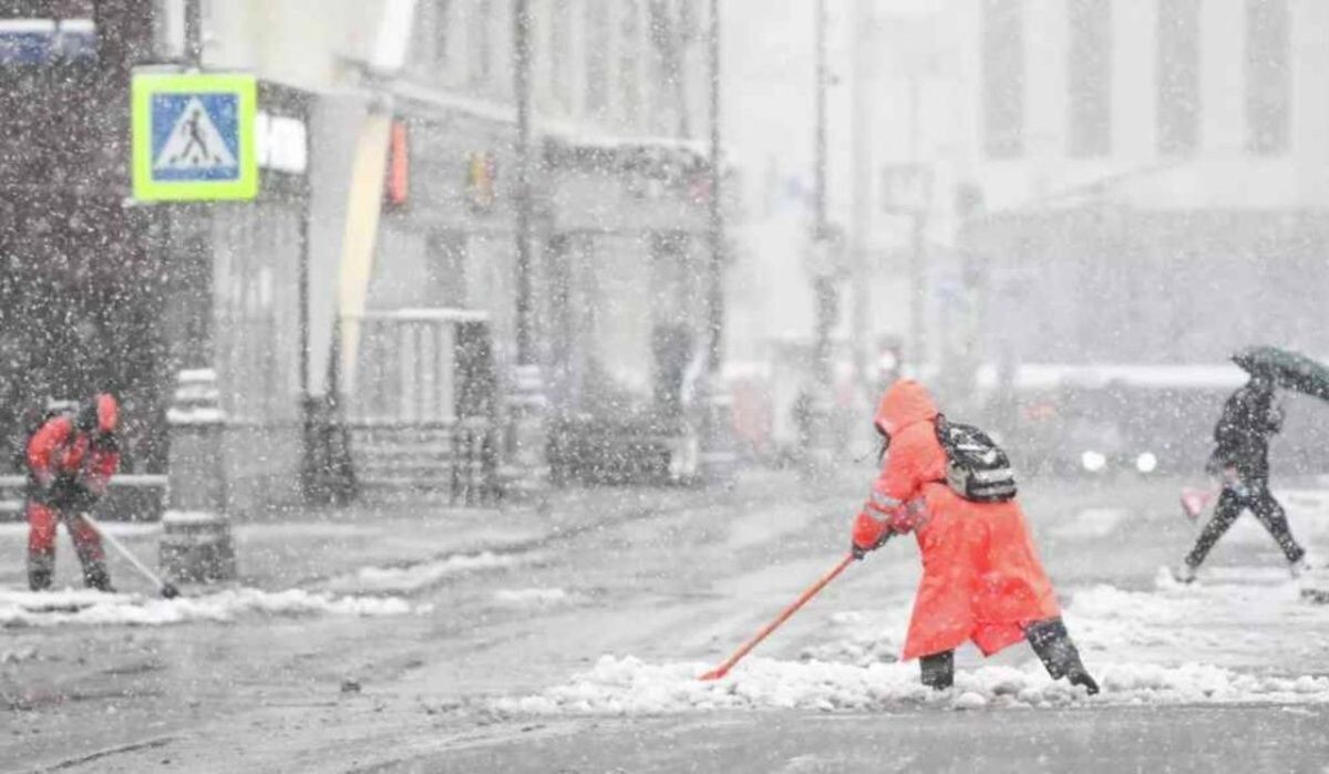     Уборка снега. Источник: ria.ru Автор фото: Михаил Воскресенский