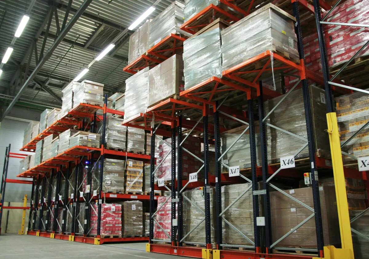 Склад с мобильными стеллажами и техникой
